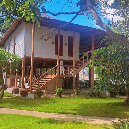 Pasir Putih Resort & Resto Maluk エクステリア 写真