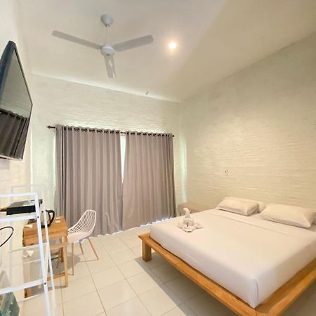 Pasir Putih Resort & Resto Maluk エクステリア 写真