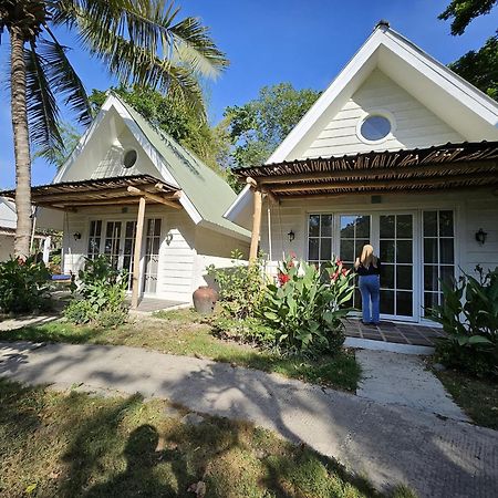 Pasir Putih Resort & Resto Maluk エクステリア 写真