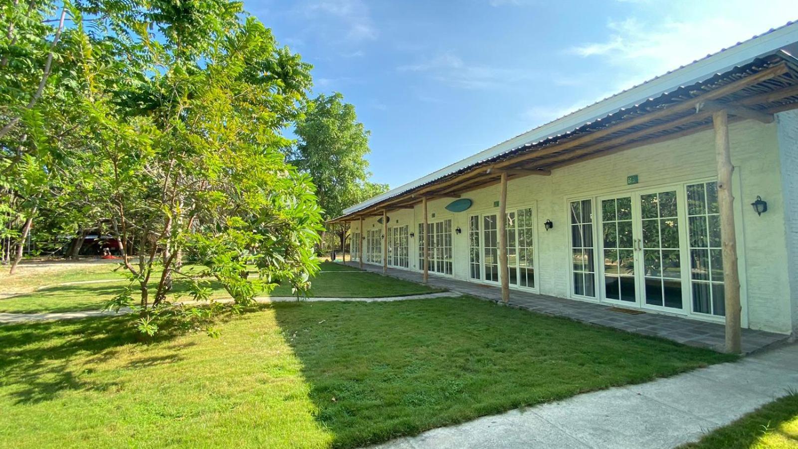 Pasir Putih Resort & Resto Maluk エクステリア 写真
