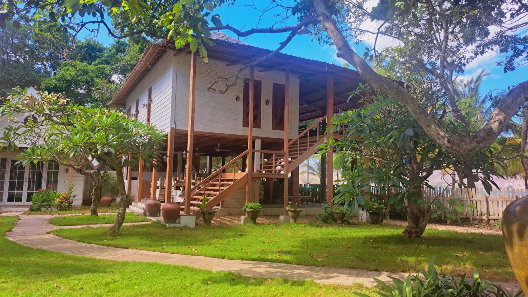 Pasir Putih Resort & Resto Maluk エクステリア 写真