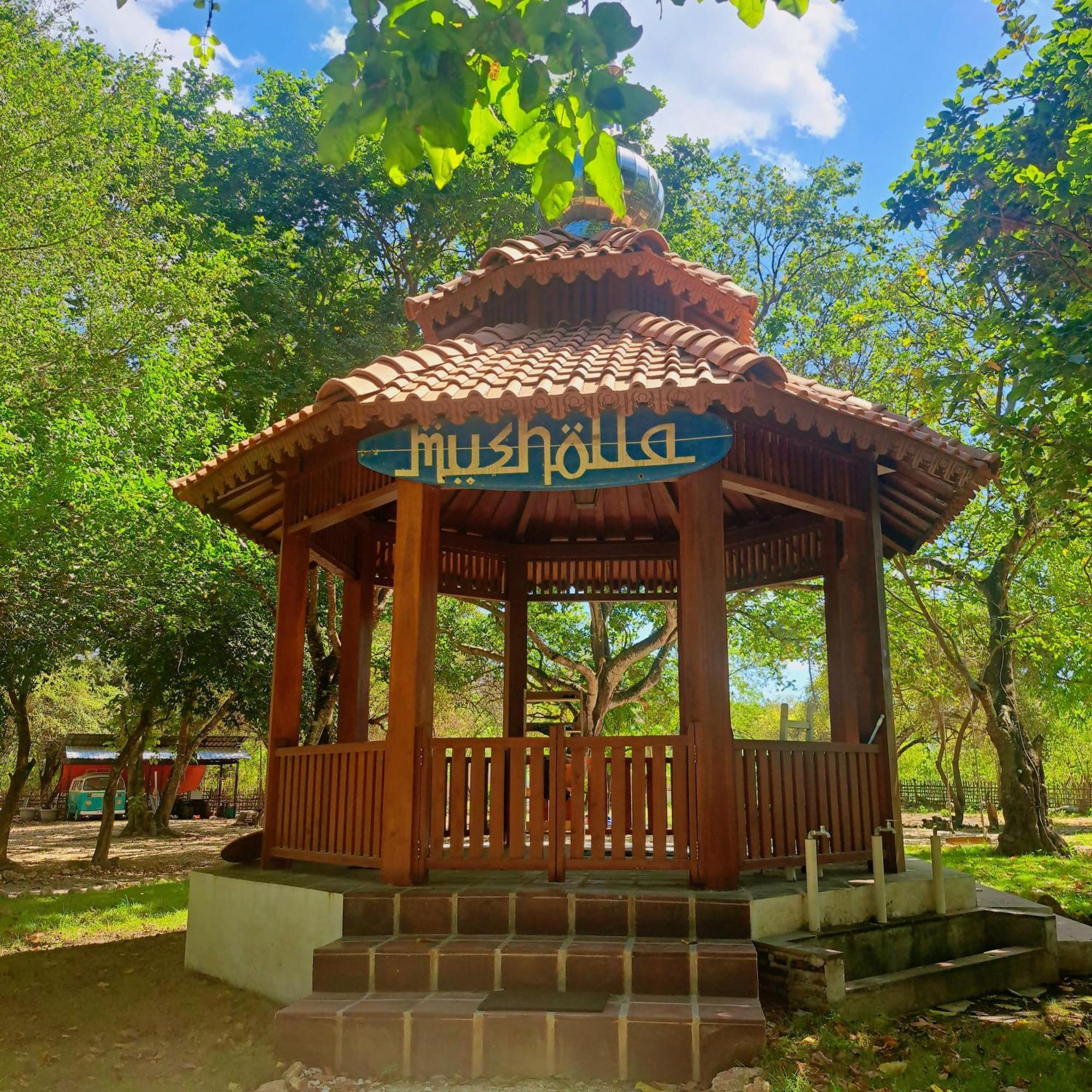 Pasir Putih Resort & Resto Maluk エクステリア 写真