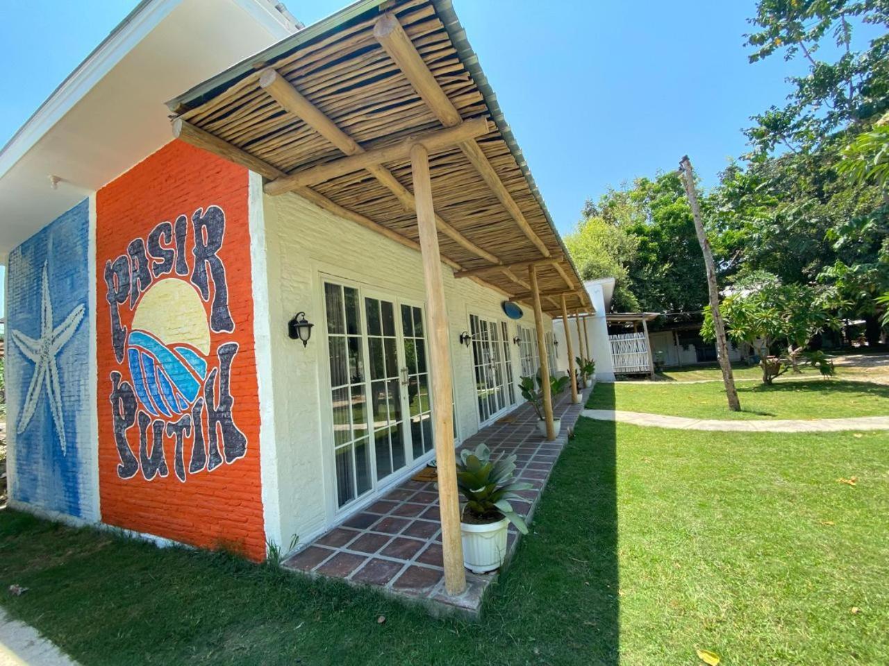 Pasir Putih Resort & Resto Maluk エクステリア 写真