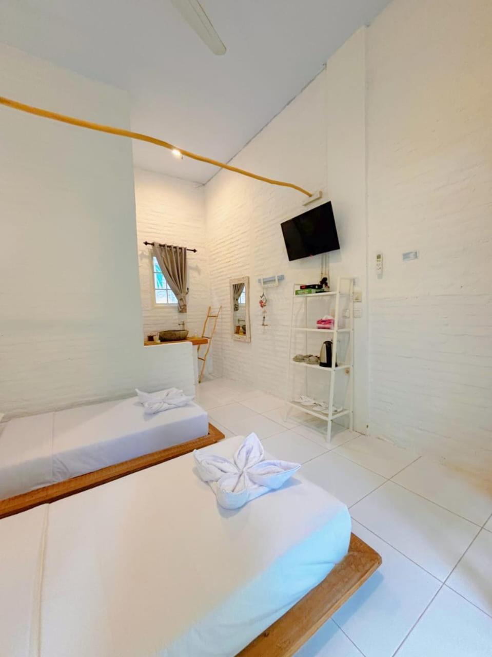 Pasir Putih Resort & Resto Maluk エクステリア 写真