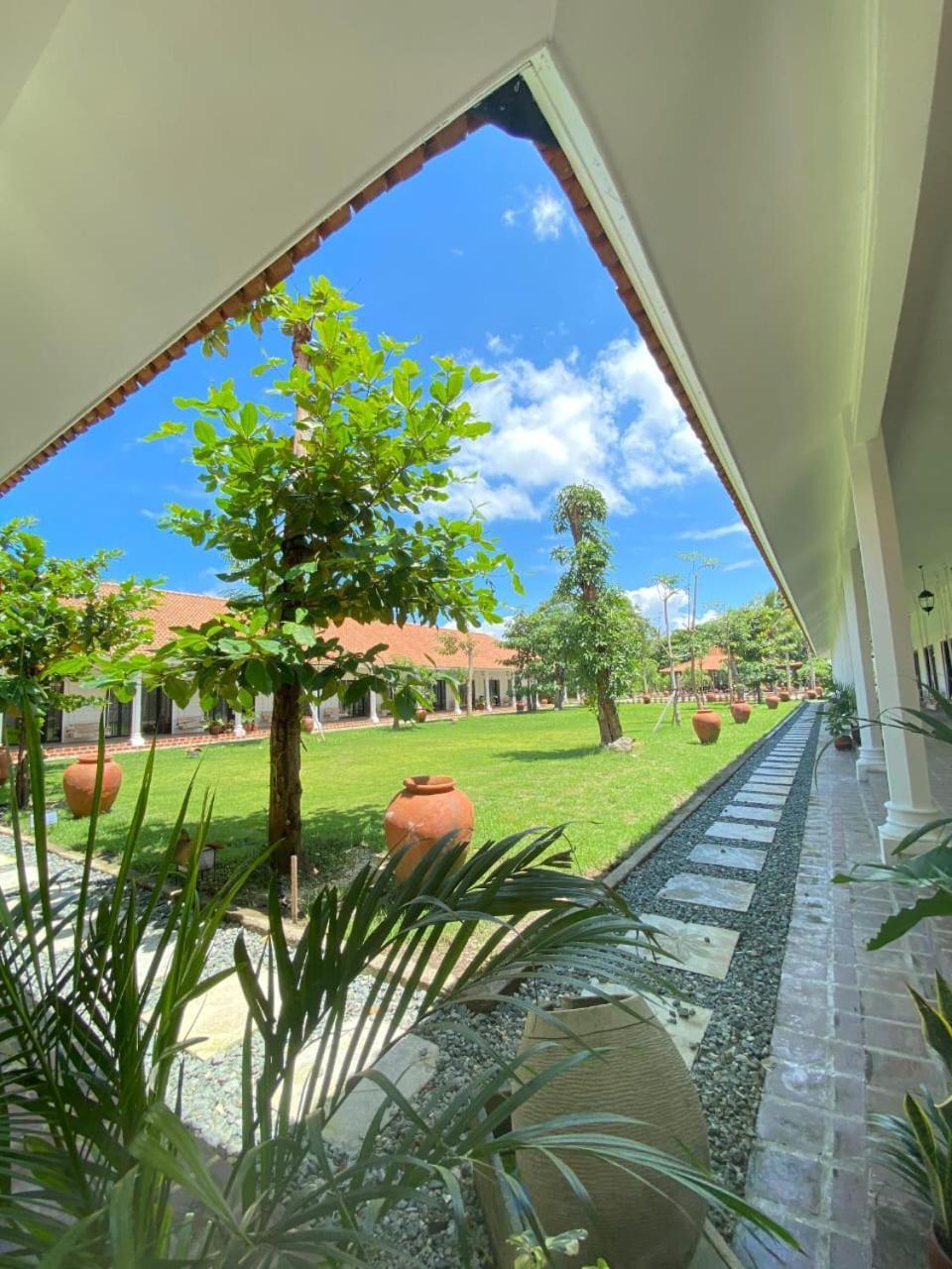 Pasir Putih Resort & Resto Maluk エクステリア 写真