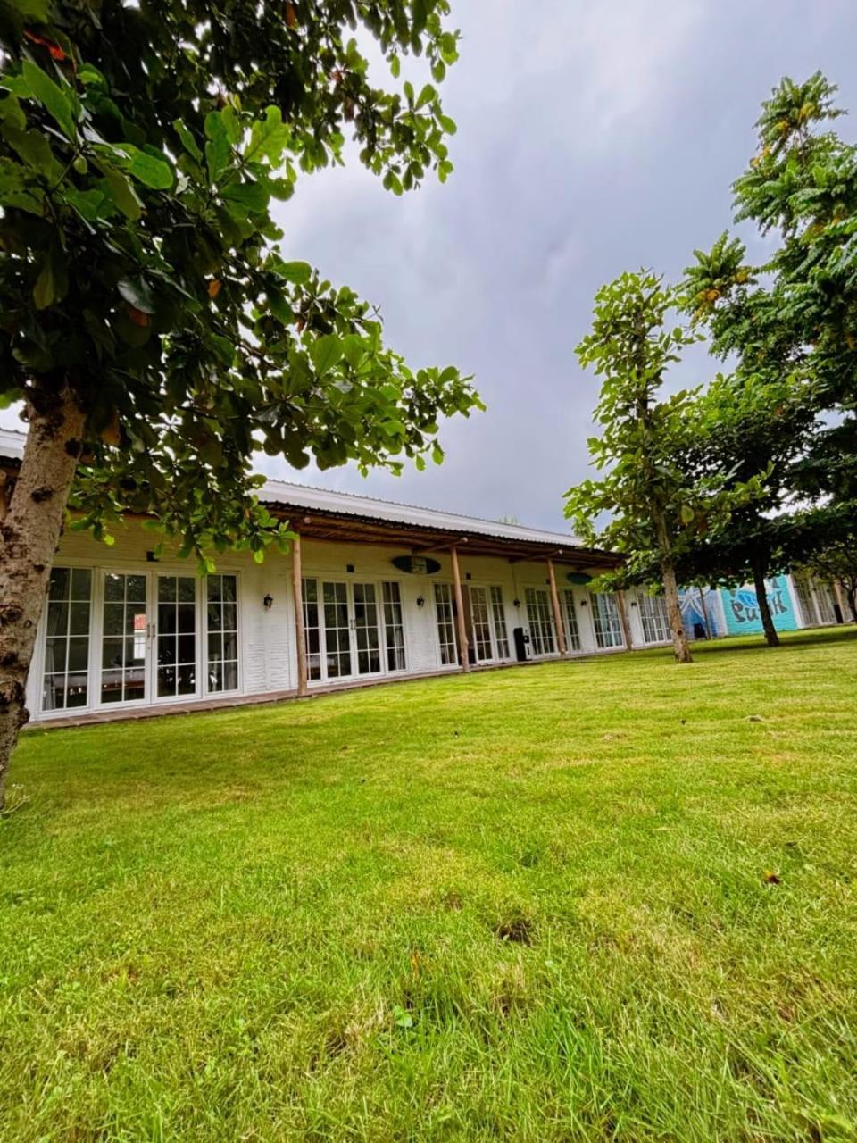 Pasir Putih Resort & Resto Maluk エクステリア 写真