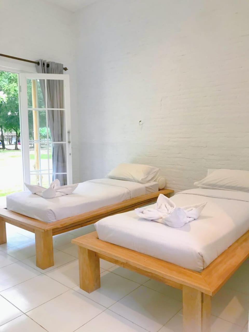 Pasir Putih Resort & Resto Maluk エクステリア 写真