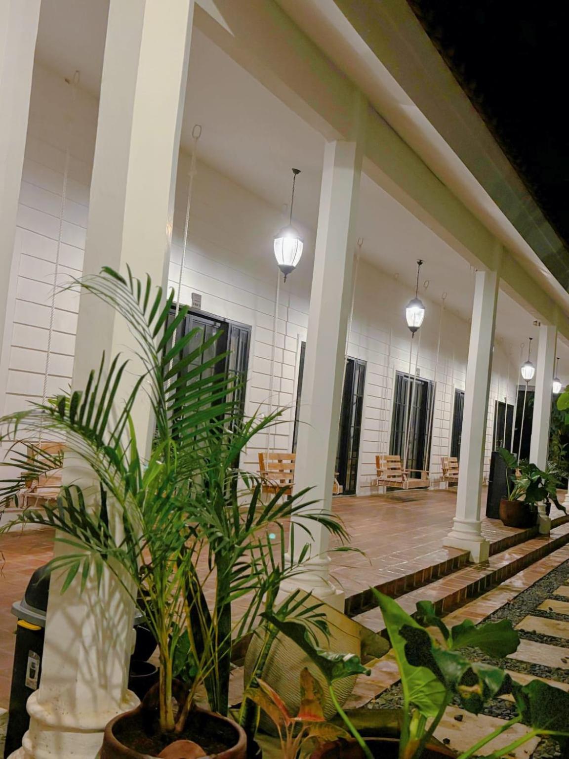 Pasir Putih Resort & Resto Maluk エクステリア 写真